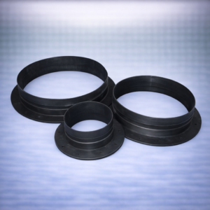 Gummi flenzen set bestaande uit drie zwarte flenzen in verschillende maten, gebruikt voor toepassing in de water- en afvalwaterindustrie. Gemaakt van duurzaam rubber materiaal voor een lange levensduur en weerstand tegen slijtage. Ideaal voor het bevestigen van leidingen en het creëren van betrouwbare afdichtingen. De flenzen zijn voorzien van bevestigingsgaten voor eenvoudige installatie en zijn geschikt voor diverse systeemconfiguraties.