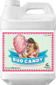 Die Advanced Nutrients Bud Candy 500 ml besteht aus einer weißen Kanne mit einem farbenfrohen Etikett im Retro-Stil, das einen Cartoon-Jungen zeigt, der rosa Zuckerwatte in der Hand hält, und enthält Produktdetails sowie das Logo von Advanced Nutrients.