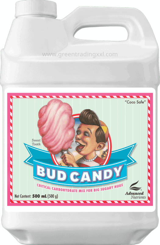 Een witte 500 ml verpakking met het label "Advanced Nutrients Bud Candy" toont een retro-illustratie van een lachende jongen met roze suikerspin. Dit product is een kritieke koolhydratenmix voor planten.
