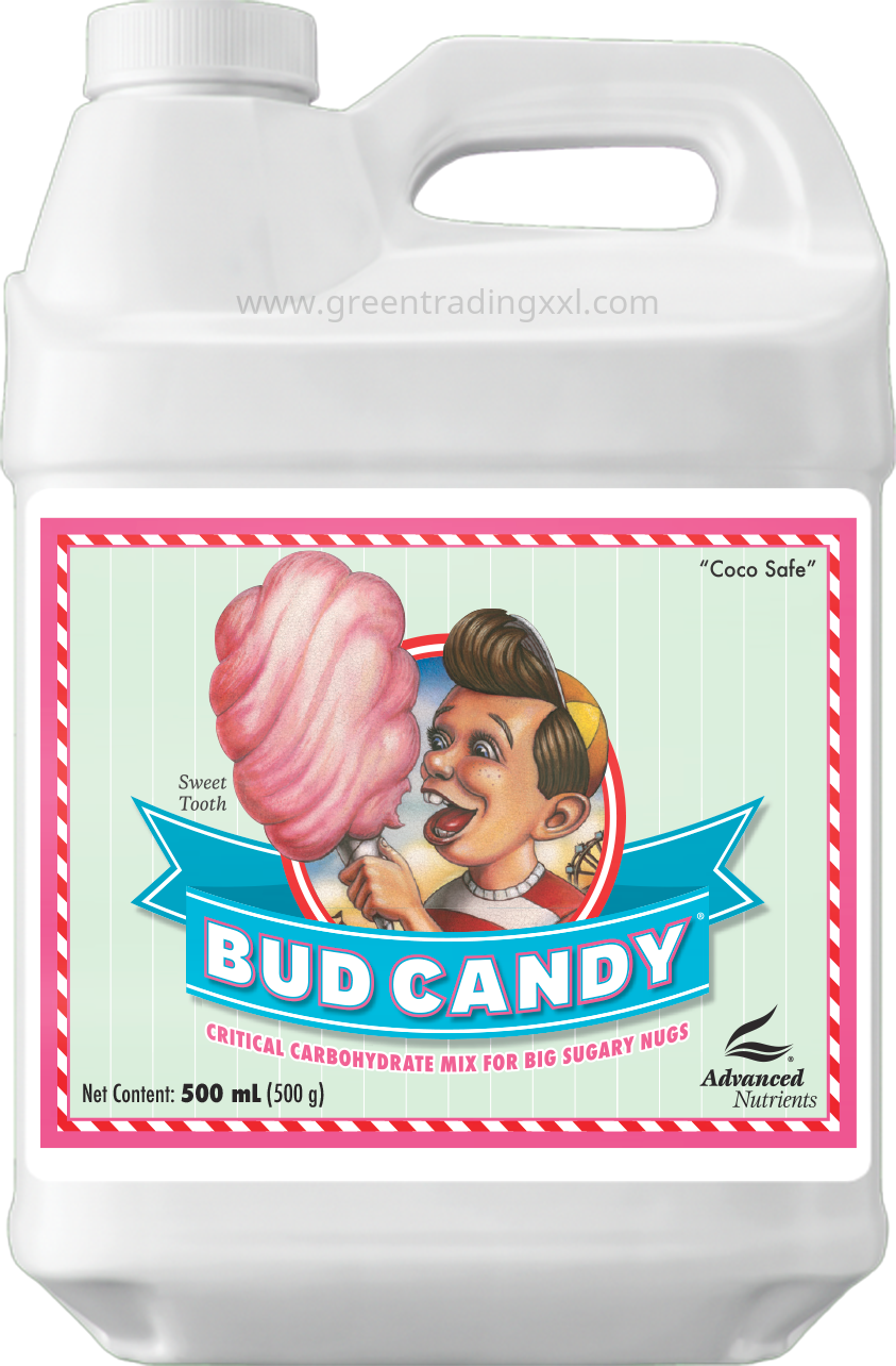 Die Advanced Nutrients Bud Candy 500 ml besteht aus einer weißen Kanne mit einem farbenfrohen Etikett im Retro-Stil, das einen Cartoon-Jungen zeigt, der rosa Zuckerwatte in der Hand hält, und enthält Produktdetails sowie das Logo von Advanced Nutrients.