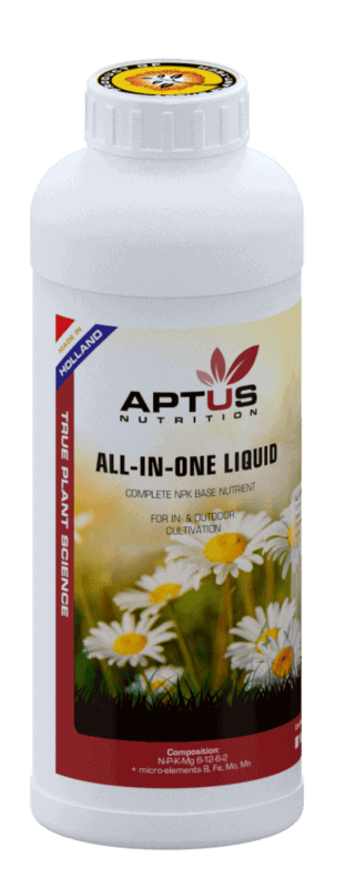 Op een witte fles met de tekst "Aptus All-in-One Liquid 1 ltr" staan madeliefjes en een rode banner met de tekst "True Plant Science". Het wordt beschreven als een complete NPK basisvoeding voor plantenteelt.
