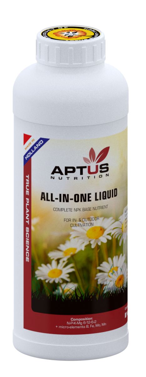 Op een witte fles met de tekst "Aptus All-in-One Liquid 1 ltr" staan madeliefjes en een rode banner met de tekst "True Plant Science". Het wordt beschreven als een complete NPK basisvoeding voor plantenteelt.