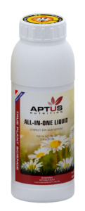 Aptus All-in-One Liquid 500 ml zit in een witte plastic fles met afbeeldingen van bloemen en gras. Het etiket benadrukt dat het een complete NPK-basisvoeding is voor de binnen- en buitenplantenteelt.