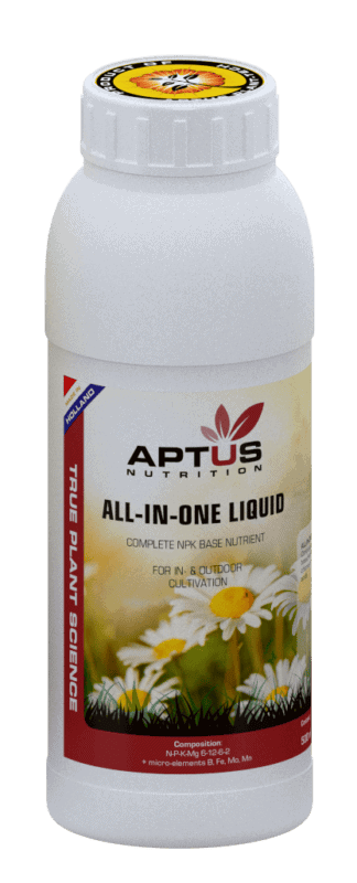 Aptus All-in-One Liquid 500 ml zit in een witte plastic fles met afbeeldingen van bloemen en gras. Het etiket benadrukt dat het een complete NPK-basisvoeding is voor de binnen- en buitenplantenteelt.