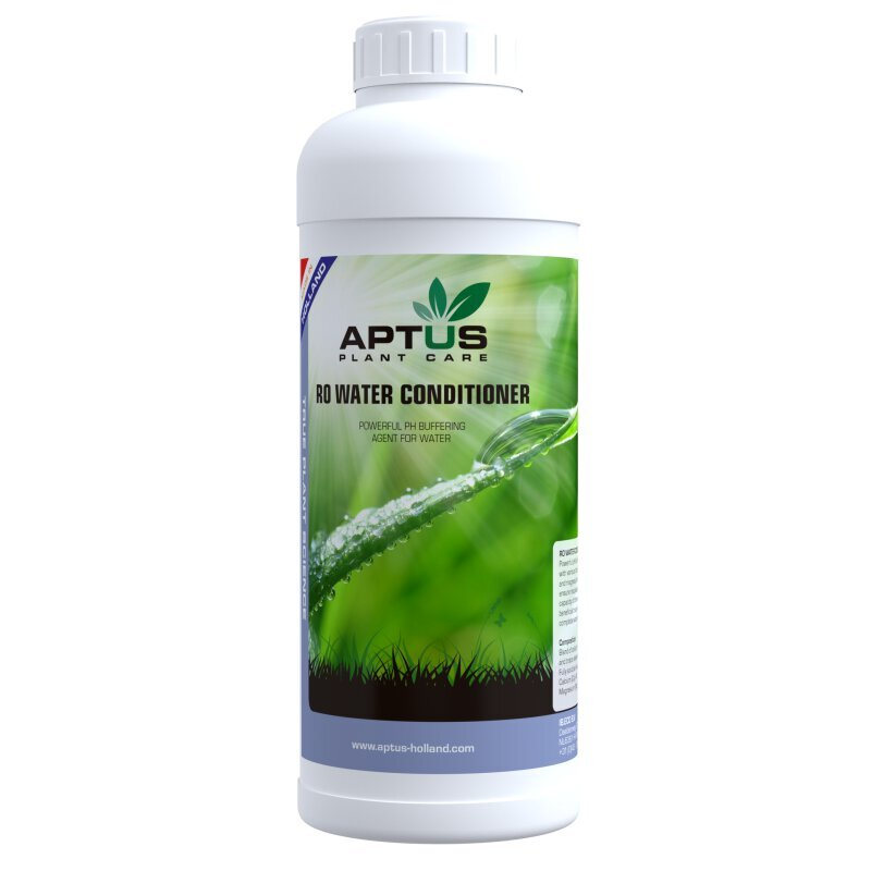 Een witte fles met de naam Aptus RO Water Conditioner 1 ltr heeft een groen merk, productinformatie op de voorkant en een afbeelding van een dauwdruppel op een grasspriet.