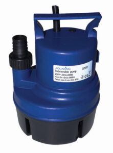 Tauchpumpe van Aquaking, model Q2007, met een vermogen van 200 watt en een spanning van 230V op 50Hz. De pomp heeft een maximale doorvoer van 5000 liter per uur en is geschikt voor het verpompen van water met deeltjes tot 25 mm. Het ontwerp omvat een handvat voor eenvoudige bediening en transport. Ideaal voor gebruik in tuinen, kelderpompen en bij overstromingen. Duurzaam gebouwd en voldoet aan de CE-normen voor veiligheid en betrouwbaarheid.