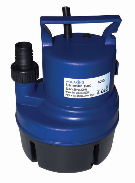 Tauchpumpe van Aquaking, model Q2007, met een vermogen van 200 watt en een spanning van 230V op 50Hz. De pomp heeft een maximale doorvoer van 5000 liter per uur en is geschikt voor het verpompen van water met deeltjes tot 25 mm. Het ontwerp omvat een handvat voor eenvoudige bediening en transport. Ideaal voor gebruik in tuinen, kelderpompen en bij overstromingen. Duurzaam gebouwd en voldoet aan de CE-normen voor veiligheid en betrouwbaarheid.