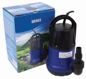 Trouw aan de richtlijnen voor alt-teksten:Onderdeel van een dompelpomp, model Q5503, met een zwart en blauwe behuizing. Dit product is ontworpen voor het verpompen van water en beschikt over een aansluiting voor slang. De pomp is geschikt voor gebruik in vijvers en bij waterproblemen in huis. De verpakking toont een natuurlijk landschap, wat de milieuvriendelijke benadering van het product onderstreept.