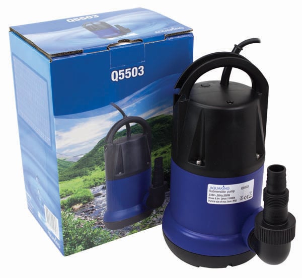 Trouw aan de richtlijnen voor alt-teksten:Onderdeel van een dompelpomp, model Q5503, met een zwart en blauwe behuizing. Dit product is ontworpen voor het verpompen van water en beschikt over een aansluiting voor slang. De pomp is geschikt voor gebruik in vijvers en bij waterproblemen in huis. De verpakking toont een natuurlijk landschap, wat de milieuvriendelijke benadering van het product onderstreept.