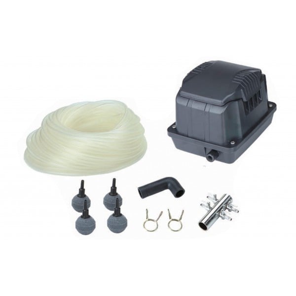 Aquarium luchtpomp set bestaande uit een luchtpomp, luchtleiding, luchtstenen, en benodigde accessoires. De luchtpomp is vervaardigd van duurzaam kunststof, en heeft een zwarte kleur. De meegeleverde luchtleiding is transparant en biedt flexibiliteit bij de installatie. Deze set is ontworpen voor gebruik in aquaria, waarin het zorgt voor zuurstofvoorziening en een betere watercirculatie. De luchtstenen zijn ontworpen om luchtbellen te creëren voor een optimale aeratie. Geschikt voor zowel zoetwater- als zoutwateraquaria.