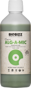 Een 500 ml fles Biobizz Alg-A-Mic organische vloeibare meststof met een groen etiket in meerdere talen en een cirkelvormig groen logo, dat het gebruik voor biologische vitaliteit en algenextract benadrukt.