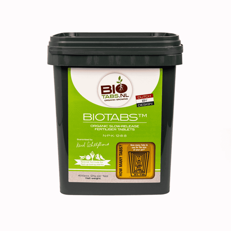 Een zwarte plastic verpakking met BIOTABS organische slow-release meststoftabletten met een groen en wit etiket met het merklogo en productgegevens. De verpakking bevat doseerinformatie en is afgesloten met een zwart deksel.