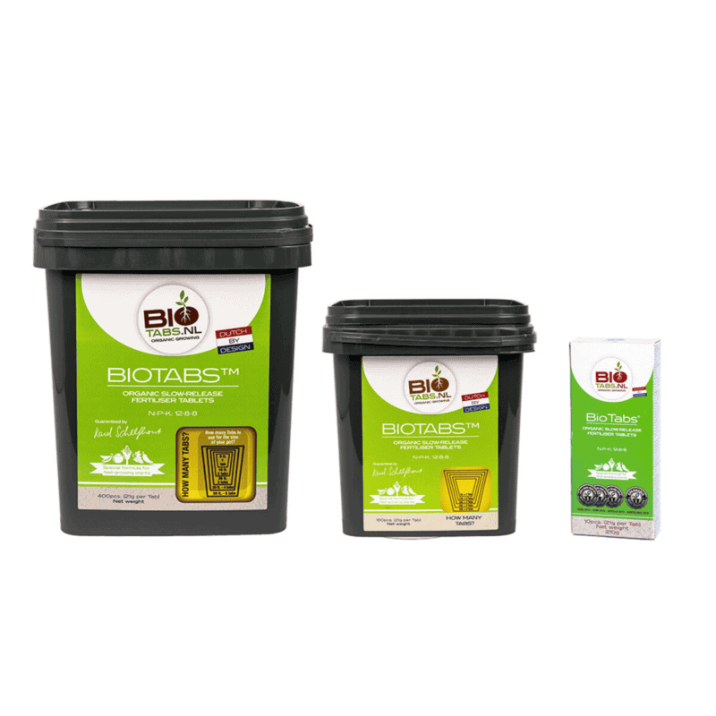 Drie Biotabs meststofcontainers van verschillende grootte met groene en witte etiketten staan op een rij tegen een witte achtergrond. Op de containers staat het Biotabs-logo en productinformatie.