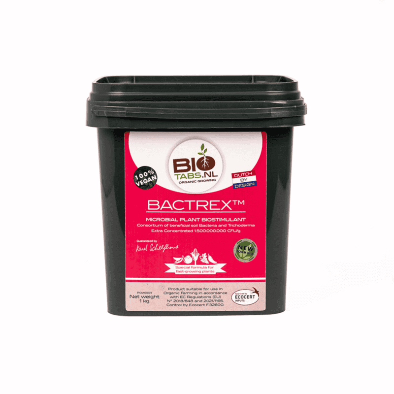 Een zwarte plastic verpakking van BioTabs Bactrex microbiële plantbiostimulant met een roze etiket met productgegevens, certificeringen en een 100% veganistisch symbool, op een witte achtergrond.