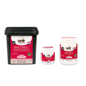 Drie containers Bio Tabs Bactrex microbiële plantversterker, elk in verschillende maten, met zwarte deksels en rood-witte etiketten met productinformatie en certificeringen, tegen een witte achtergrond.