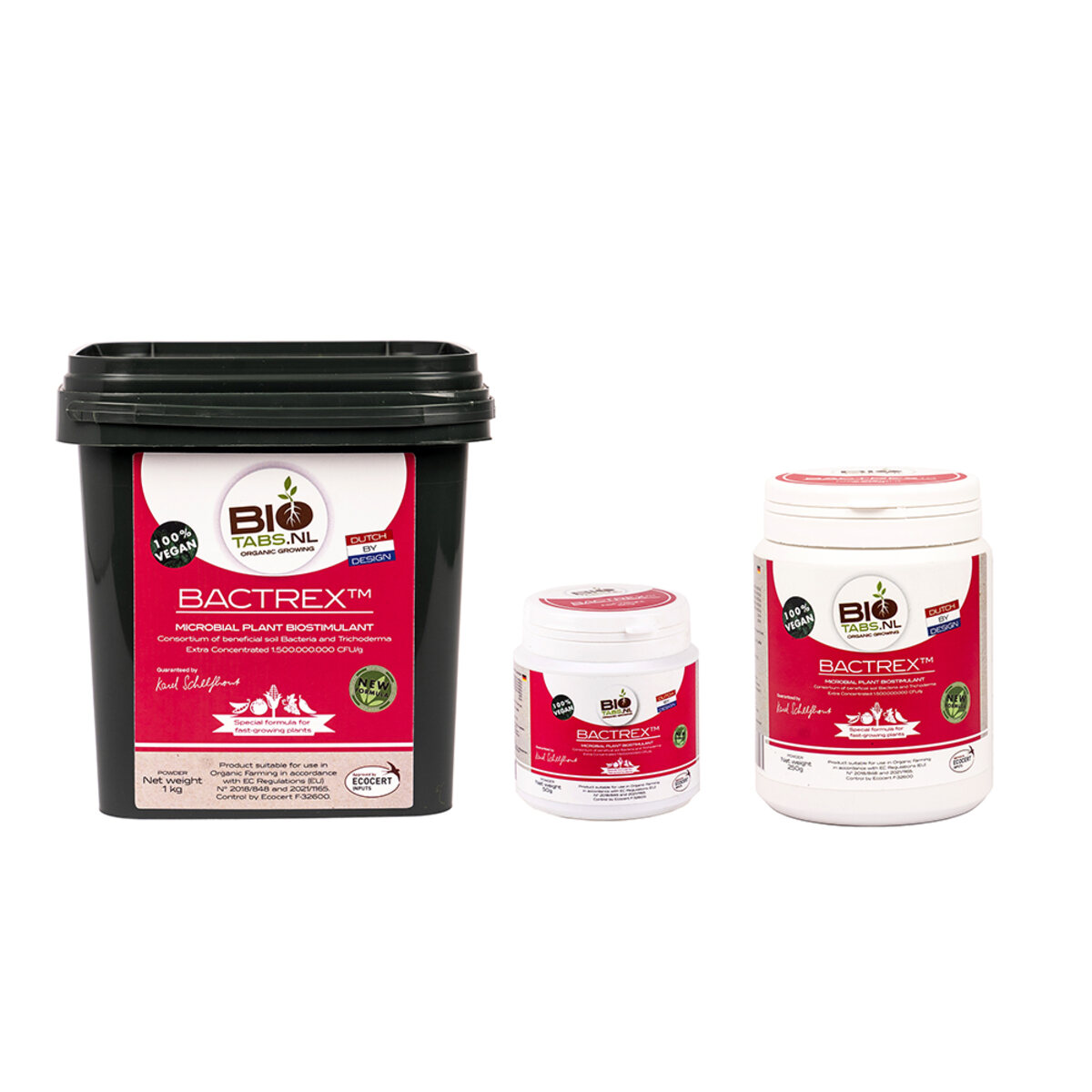 Drie containers Bio Tabs Bactrex microbiële plantversterker, elk in verschillende maten, met zwarte deksels en rood-witte etiketten met productinformatie en certificeringen, tegen een witte achtergrond.