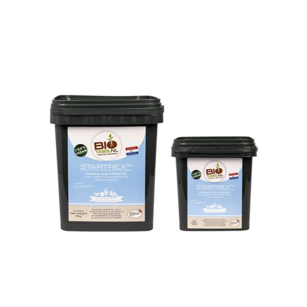 Twee zwarte plastic bakjes met deksels, met de opdruk BioTabs Startrex in blauw en wit, staan naast elkaar tegen een witte achtergrond. De ene verpakking is groter dan de andere.
