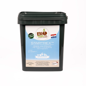 Een zwart plastic potje BioTabs.NL Startrex Organic Soil Improver met een groen deksel en productlabels waarop staat dat het 100% veganistisch is, 5 kg weegt en nuttige bodemmicro-organismen bevat.