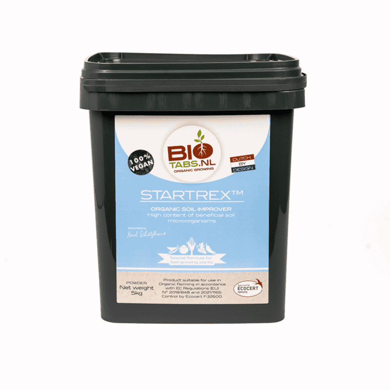 Een zwart plastic potje BioTabs.NL Startrex Organic Soil Improver met een groen deksel en productlabels waarop staat dat het 100% veganistisch is, 5 kg weegt en nuttige bodemmicro-organismen bevat.
