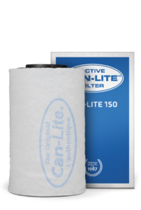 Aktiver Can-Lite Filter 150, ontworpen voor luchtfiltratie in kweekruimten. Het filter is cilindervormig, vervaardigd uit hoogwaardig materiaal en heeft een witte kleur. Dit product meet 150 mm in diameter en is geschikt voor gebruik met ventilatiesystemen, waarbij het helpt om ongewenste geuren en verontreinigingen te verminderen. Het filter is duurzaam en heeft milieuvriendelijke eigenschappen die bijdragen aan een gezonde kweekomgeving.