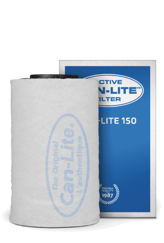 Aktiver Can-Lite Filter 150, ontworpen voor luchtfiltratie in kweekruimten. Het filter is cilindervormig, vervaardigd uit hoogwaardig materiaal en heeft een witte kleur. Dit product meet 150 mm in diameter en is geschikt voor gebruik met ventilatiesystemen, waarbij het helpt om ongewenste geuren en verontreinigingen te verminderen. Het filter is duurzaam en heeft milieuvriendelijke eigenschappen die bijdragen aan een gezonde kweekomgeving.