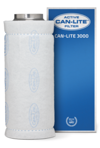 Aktiver Can-Lite™ Filter, model Can-Lite 3000, geschikt voor luchtfiltratie. Dit cilindrische filter is vervaardigd uit lichtgewicht, duurzaam materiaal. Het heeft een hoogte van ongeveer 60 cm en een diameter van 15 cm, waardoor het geschikt is voor verschillende ventilatiesystemen. Het filter is ontworpen voor gebruik in zowel commerciële als huishoudelijke omgevingen, met een nadruk op efficiënte geur- en stofverwijdering. Het product is recyclebaar en draagt bij aan duurzame luchtkwaliteit.