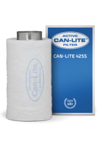 Aktiver Can-Lite Filter, model 42SS, vervaardigd uit hoogwaardig actief koolmateriaal. Het filter heeft een cilindrische vorm en is wit van kleur, met een metalen uiteinde voor eenvoudige installatie. Geschikt voor luchtfiltertoepassingen, ideaal voor het verwijderen van geur en chemische stoffen in kweekruimtes. Dit product is ontworpen met focus op duurzame en milieuvriendelijke eigenschappen, wat bijdraagt aan een gezondere omgeving. Formaat en inhoud zijn geoptimaliseerd voor efficiënt gebruik in ventilatiesystemen.