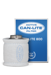 Aktief Can-Lite Filter, model 800, voor luchtzuivering in kwekerijen of andere gesloten ruimtes. Het filter is vervaardigd van hoogwaardige, actieve koolstof en heeft een cilindrische vorm met een metalen bovenkant. Het ontwerp is gericht op efficiëntie in het verwijderen van ongewenste geur- en verontreinigingsstoffen. Dit product heeft milieuvriendelijke eigenschappen en draagt bij aan een betere luchtkwaliteit in gecontroleerde omgevingen. De verpakking bevat de filter en informatie over gebruik en toepassing.