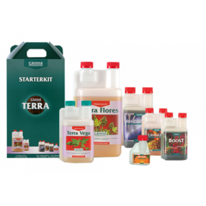 Starterkit van Canna Terra, bestaande uit zes flessen voedingsstoffen voor de tuinbouw. Inclusief Terra Vega en Terra Flores, beide in ruime verpakkingen, en aanvullingen zoals Rhizotonic, Cannazym, Boost en PK 13/14. Het pakket biedt een veelzijdige basis voor zowel de groeifase als de bloeifase van planten. De flessen zijn gemaakt van kunststof en zijn voorzien van gebruiksvriendelijke doppen. Geschikt voor zowel beginner als gevorderde kweker, met een focus op efficiënte, duurzame groei.