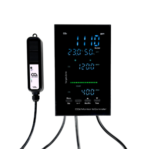 CO2-monitor en controller voor het meten en regelen van kooldioxideniveaus. Het apparaat heeft een helder digitaal display dat de CO2-concentratie in delen per miljoen (ppm) aangeeft, samen met temperatuur en luchtvochtigheid. Het beschikt over een externe sensor voor nauwkeurige metingen. De afmetingen zijn geschikt voor gebruik in kassen en andere gecontroleerde omgevingen. Het ontwerp is duurzaam en bevorderlijk voor milieuvriendelijke teeltpraktijken, met instelbare doelzones voor optimale plantengroei. Geschikt voor professionele tuinbouw en hobbykwekers.