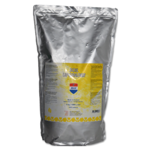 Zilveren zak met Soil Upgrader, een product van Max, gemaakt in Nederland. De verpakking bevat 5 kg en kan 1000 liter grond verbeteren. Dit product heeft een 100% natuurlijke samenstelling en is bedoeld voor het verbeteren van de bodemstructuur en -kwaliteit. Geschikt voor gebruik in tuinen en bij de teelt van planten.