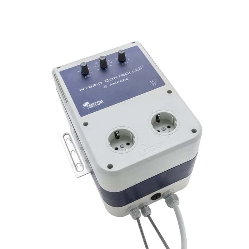 Hybrid controller met een capaciteit van 4 ampère, uitgevoerd in een stevige plastic behuizing. Het apparaat is voorzien van twee standaard aansluitingen en drie draaiknoppen voor instelling. De kleuren zijn voornamelijk grijs en blauw, met een duidelijke indeling op het bedieningspaneel. Geschikt voor gebruik in elektrische systemen, biedt dit product milieuvriendelijke mogelijkheden door optimale energiecontrole en efficiënte werking.