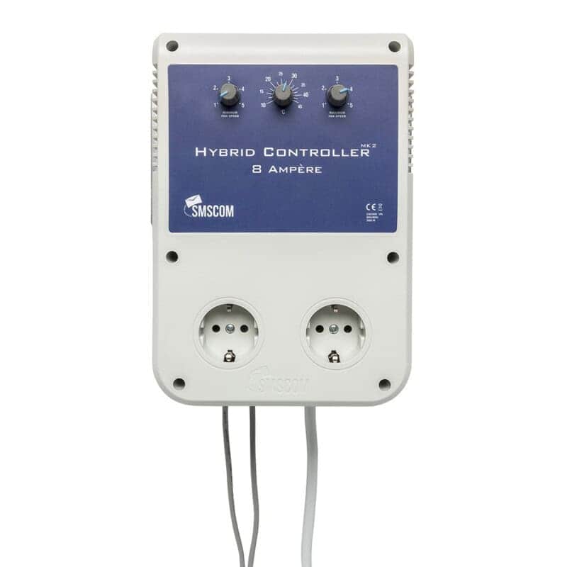 Hybrid Controller van SMSCOM, geschikt voor een maximaal vermogen van 8 ampère. Dit apparaat biedt controle over ventilatorsystemen met instelbare ventilatorsnelheid, weergegeven door drie draaiknoppen aan de bovenkant. Het is vervaardigd van duurzaam kunststof in een neutrale grijze kleur, wat bijdraagt aan een moderne uitstraling. De controller is voorzien van twee stopcontacten voor een gemakkelijke aansluitmogelijkheden. Dit product is ideaal voor gebruik in tuinbouw of andere toepassingen waar ventilatiebeheer nodig is. Het ontwerp bevordert energie-efficiëntie en kan helpen bij het optimaliseren van klimaatcondities.