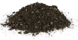 Dunne potgrond, geschikt voor tuin- en kamerplanten. De mix bevat organisch materiaal en perliet voor drainage, wat zorgt voor een goede luchtcirculatie rond de wortels. De donkergroene kleur wijst op een rijke voedingsstofsamenstelling. Deze potgrond is 100% biologisch afbreekbaar en bevorderlijk voor een duurzame tuinbouwtoepassing. Geschikt voor zowel binnenshuis als buitenshuis gebruik, met een korrelgrootte die optimaal water vasthoudt en een goede structuur biedt voor plantengroei. Leverbaar in verschillende formaten, afhankelijk van de behoefte aan potgrond.