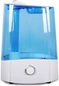 Ultrasonische luchtbevochtiger met een transparante blauwe bovenkant en een witte basis. Het apparaat is ontworpen voor thuisgebruik en bevordert een gezonde luchtvochtigheid. Met een instelbare draaischijf voor de vochtigheidsgraad is deze bevochtiger eenvoudig te bedienen. De inhoud is geschikt voor langdurig gebruik en het apparaat is vervaardigd uit milieuvriendelijke materialen, waardoor het een duurzame keuze is voor het verbeteren van de luchtkwaliteit.