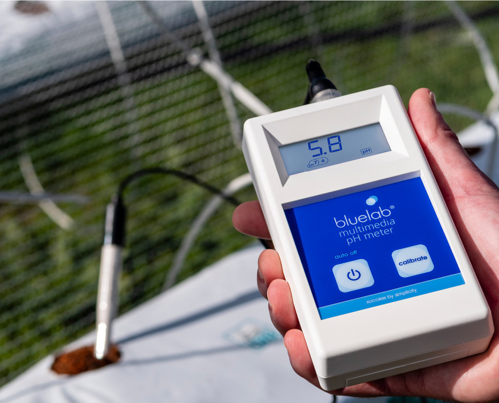 Multimedia pH meter van Bluelab met een leesbaar display dat een pH-waarde van 5,8 toont. Het apparaat is ontworpen voor het meten van pH-niveaus in diverse voedingsoplossingen en bodemsoorten. Gemaakt van duurzame materialen, het biedt precisie en gebruiksgemak met functies zoals automatisch uitschakelen en kalibratiemogelijkheden. Geschikt voor zowel professionele kwekers als hobbyisten in de planten- en tuinbouwsector.