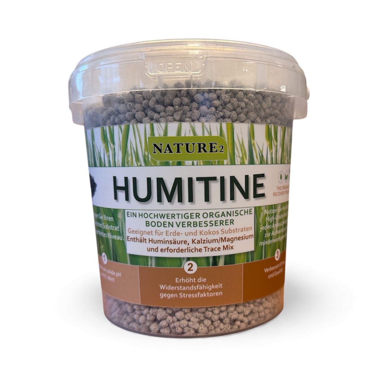 Een plastic verpakking van Nature2 Humitine organische bodemverbeteraar met bruine korrels erin. Het etiket is in het Duits en bevat afbeeldingen van groen gras en productinformatie.