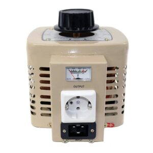 Stroomomvormer in beige met een regulatorknop bovenaan. Voorzien van een analoge voltmeter om de uitgangsspanning aan te geven. Aan de voorzijde bevinden zich een standaard stopcontact en een invoeraansluiting. Dit apparaat is bedoeld voor het omzetten van elektrische stroom en is geschikt voor gebruik in diverse toepassingen. Het ontwerp omvat ventilatieroosters voor warmteafvoer en draagt bij aan de duurzaamheid door efficiënt energiebeheer. Afmetingen en specificaties zijn afhankelijk van het model.