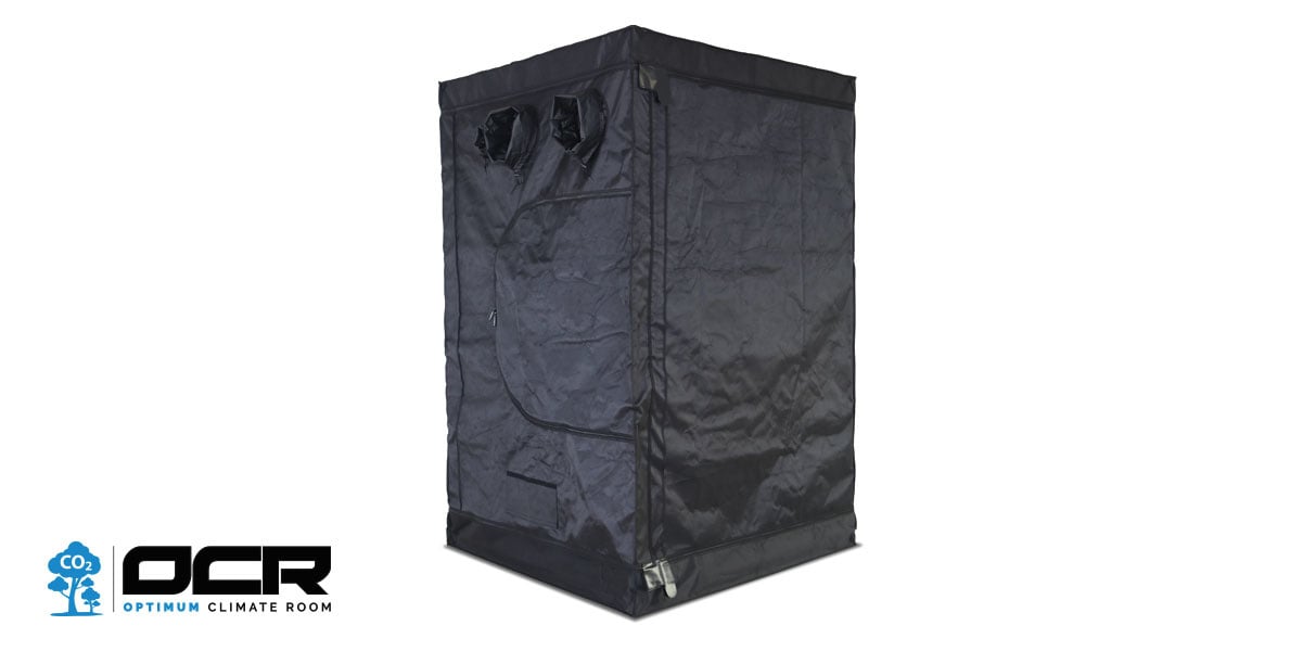 Kweektent van Green Trading XXL, gemaakt van duurzame, weerbestendige materialen. De tent heeft een zwarte kleur en een praktische afmeting, wat ideaal is voor het aanleggen van een optimale groeiomgeving. Voorzien van ventilatieopeningen voor luchtcirculatie en eenvoudig te openen ritsen voor gebruiksgemak. Geschikt voor zowel binnen- als buitengebruik in tuinprojecten, met een focus op het bevorderen van een gezonde plantengroei.