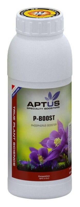 Aptus P-Boost Flasche, weißer Kunststoff, 500 ml, Etikett mit lila Blüten, grünen Blättern, Text „True Plant Science“ und „Specialty Boosters“.