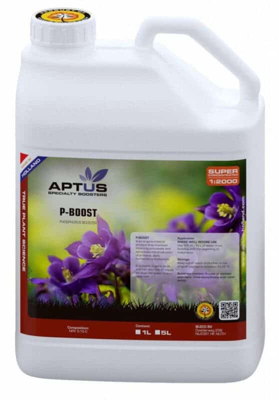 Aptus P-Boost 5 l, weißer Kunststoffkanister mit Griff, farbenfrohes Etikett mit lila Blüten, Inhalt 5 Liter.
