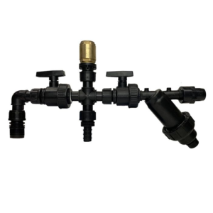 Een zwart plastic irrigatieventiel met twee handgrepen, connectoren, een messingkleurig onderdeel bovenaan en een schuin filter aan de rechterkant, alles tegen een witte achtergrond.