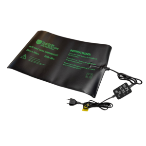 Een zwarte tuinbouwwarmtemat met groene tekst, bevestigd aan een digitale thermostaatregelaar en netsnoer. Op de mat staan gebruiksinstructies en productinformatie in het Engels.