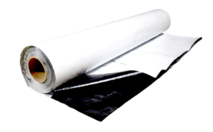 Duurzame, dubbelzijdige landbouwfolie met een witte bovenlaag en een zwarte onderlaag. Deze folie, geproduceerd van hoogwaardige materialen, is ontworpen voor gebruik in de tuinbouw en biedt bescherming aan gewassen. De rol heeft een standaardformaat, ideaal voor diverse toepassingen in zowel professionele als particuliere tuinen. Door het gebruik van milieuvriendelijke materialen draagt deze folie bij aan een duurzame teeltpraktijk.