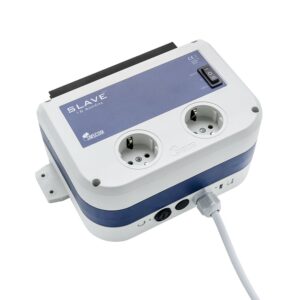 SLAVE 16 Ampere verdeeldoos met twee schuko-aansluitingen. Gemaakt van duurzaam kunststof in wit en blauw. Voorzien van een aan/uit-schakelaar en een beschermingsschakelaar voor extra veiligheid. Geschikt voor gebruik in zowel binnen- als buitenomgevingen. Ideaal voor het verdelen van elektriciteit in meerdere apparaten. Milieuvriendelijk ontwerp met focus op gebruiksgemak. Afmetingen en gewicht zijn geoptimaliseerd voor draagbaarheid.