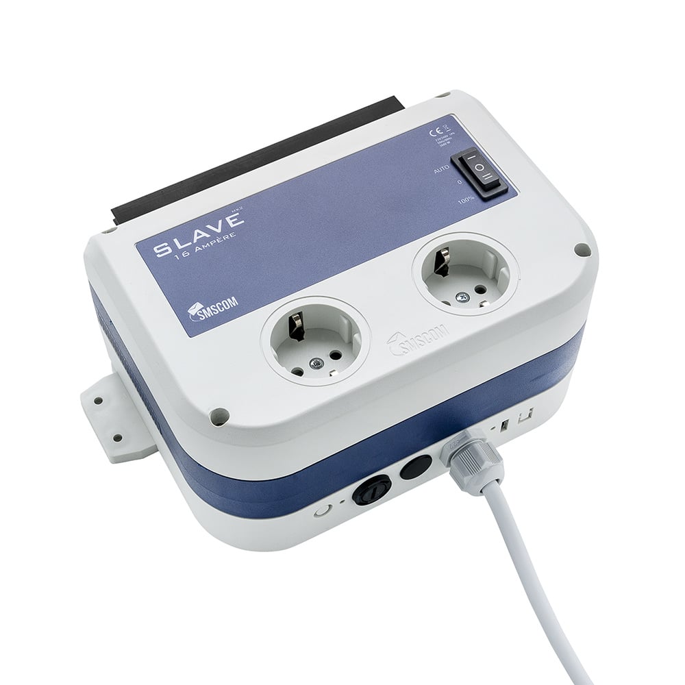 SLAVE 16 Ampere verdeeldoos met twee schuko-aansluitingen. Gemaakt van duurzaam kunststof in wit en blauw. Voorzien van een aan/uit-schakelaar en een beschermingsschakelaar voor extra veiligheid. Geschikt voor gebruik in zowel binnen- als buitenomgevingen. Ideaal voor het verdelen van elektriciteit in meerdere apparaten. Milieuvriendelijk ontwerp met focus op gebruiksgemak. Afmetingen en gewicht zijn geoptimaliseerd voor draagbaarheid.