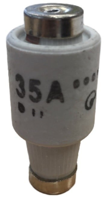 Glaszekering van 35 ampère, uitgevoerd in wit keramiek met metalen uiteinden. Geschikt voor gebruik in elektrische installaties ter bescherming van circuits. De afmetingen zijn standaard voor een snel fuseerbare zekering, en het ontwerp biedt duurzame en milieuvriendelijke eigenschappen door het gebruik van keramisch materiaal. Ideaal voor toepassingen in huishoudelijke en industriële elektrische systemen.