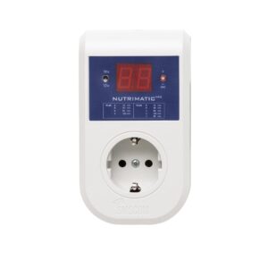NUTRIMATIC MK2, een digitale tijdschakelaar, geschikt voor gebruik bij het aansteken van kweeklampen. Het apparaat heeft een witte behuizing en een helder digitaal display dat tijd en instellingen toont. De tijdschakelaar kan worden ingesteld voor verschillende tijdsintervallen, variërend van 15 minuten tot 120 minuten. Ideaal voor het optimaliseren van groeicycli in een kweekomgeving, en draagt bij aan energie-efficiëntie. Gemaakt van kunststof, met een standaard EU-stopcontact voor eenvoudige aansluiting.