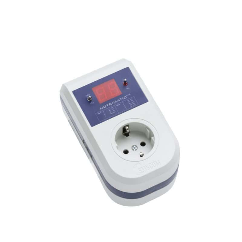 Optimaal te bedienen Nutrimatic, een voedingsmeter ontworpen voor het monitoren van voedingselementen in een kweekomgeving. Het apparaat is vervaardigd van duurzame materialen, heeft een witte en blauwe afwerking en is geschikt voor gebruik met een standaard stekker. De digitale display toont nauwkeurig belangrijke waarden zoals EC en pH. Dit product is ideaal voor zowel hobbyisten als professionele kwekers die een efficiënte en milieuvriendelijke groei willen ondersteunen.