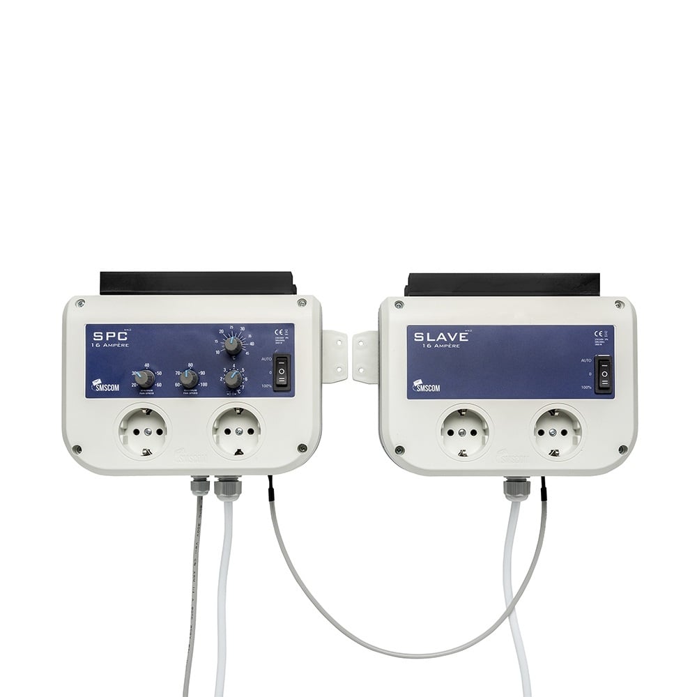 SPC en Slave besturingssystemen voor verlichting, geschikt voor gebruik in tuinen en kwekerijen. Gemaakt van wit en blauw kunststof. Beide systemen zijn voorzien van meerdere aansluitingen met een capaciteit van 16 Ampère. De SPC-eenheid beschikt over instelknoppen voor lichtintensiteit en timing, terwijl de Slave-eenheid als extender fungeert. Geschikt voor het efficiënt beheren van energieverbruik en het optimaliseren van plantengroei met elektronicaprodukten. Duurzaam en energiezuinig ontworpen.